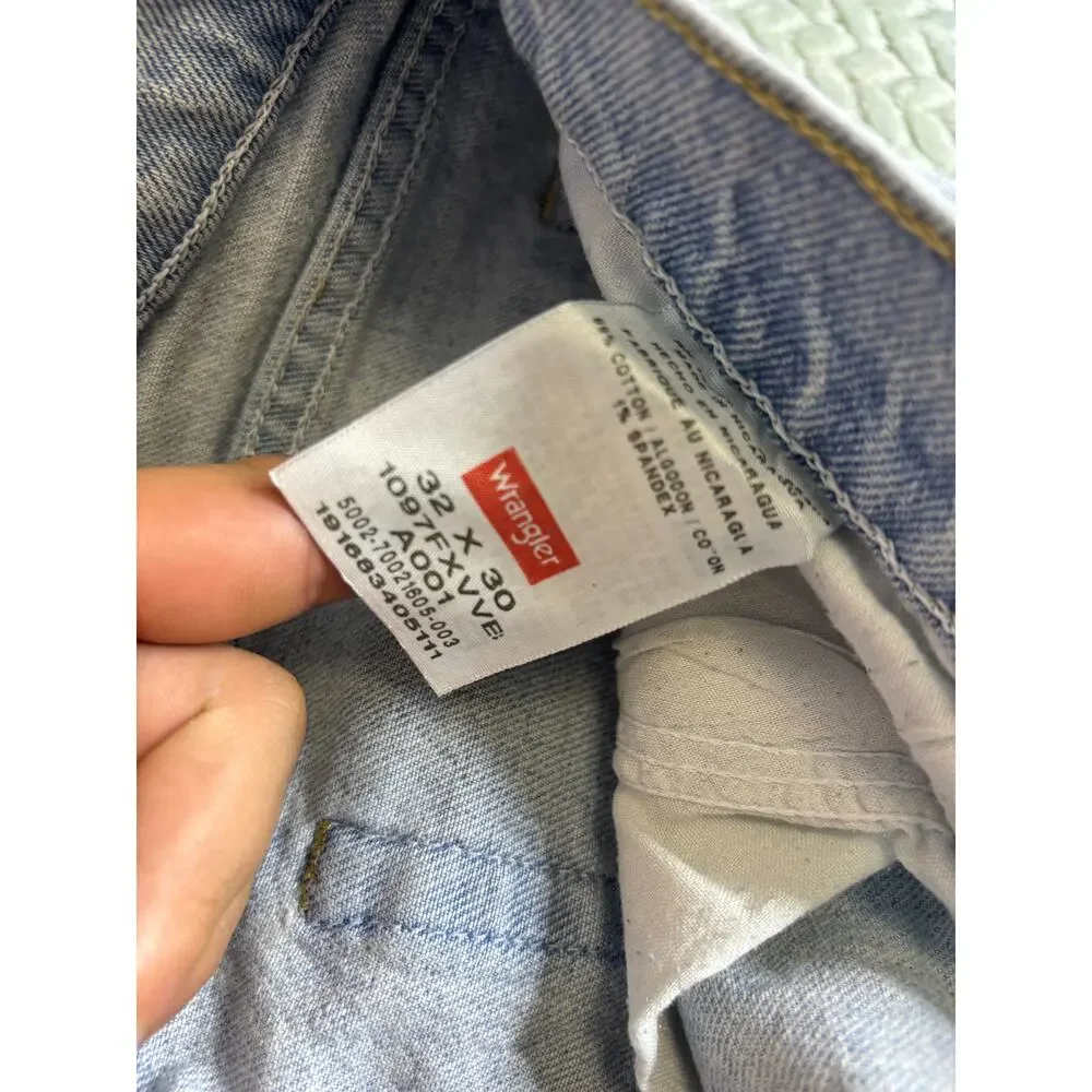 2000s Wrangler Light Wash Jeans 32x30 Straight Leg Distressed
